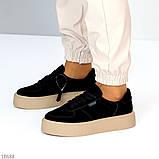 Модні замшеві чорні кеди крипери на потовщеній бежевій підошві, фото 4