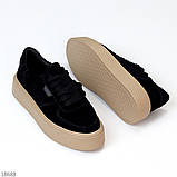 Модні замшеві чорні кеди крипери на потовщеній бежевій підошві, фото 5