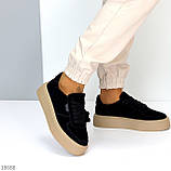 Модні замшеві чорні кеди крипери на потовщеній бежевій підошві, фото 6