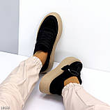 Модні замшеві чорні кеди крипери на потовщеній бежевій підошві, фото 7