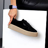 Модні замшеві чорні кеди крипери на потовщеній бежевій підошві, фото 8