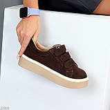 Універсальні замшеві кеди на липучках колір шоколад у стилі спорт-шик, фото 4