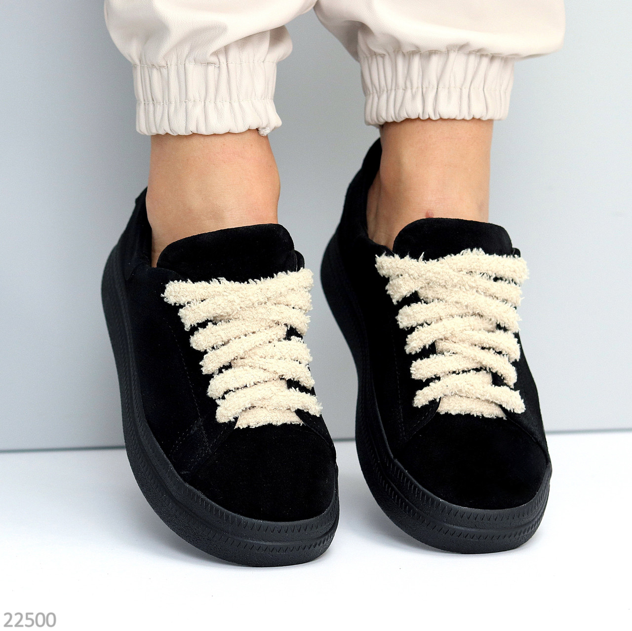 Крутезні чорні кеди натуральна замша на бежевій плюшевій шнурівці, фото 1