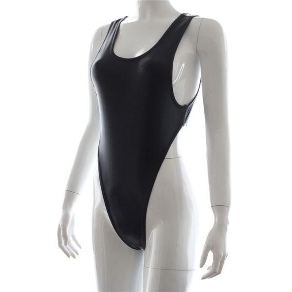 Латексний чорний корсет — акцент на талію й підкорення форми