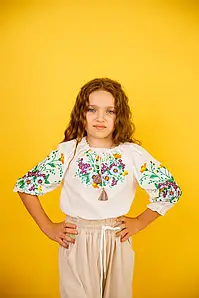 Вишиванка для дівчинки біла з яскравою вишивкою польових квітів розміри 104-152 сорочкова три чверті рукав