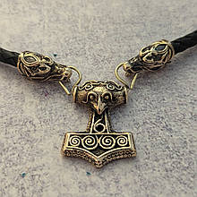 Мелена Тора зі Сконе, Швеція, бронзова шийна прикраса з натуральною шкірою.