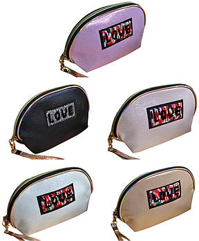 Жіноча косметичка Love на блискавці з петелькою в різних кольорах Luna