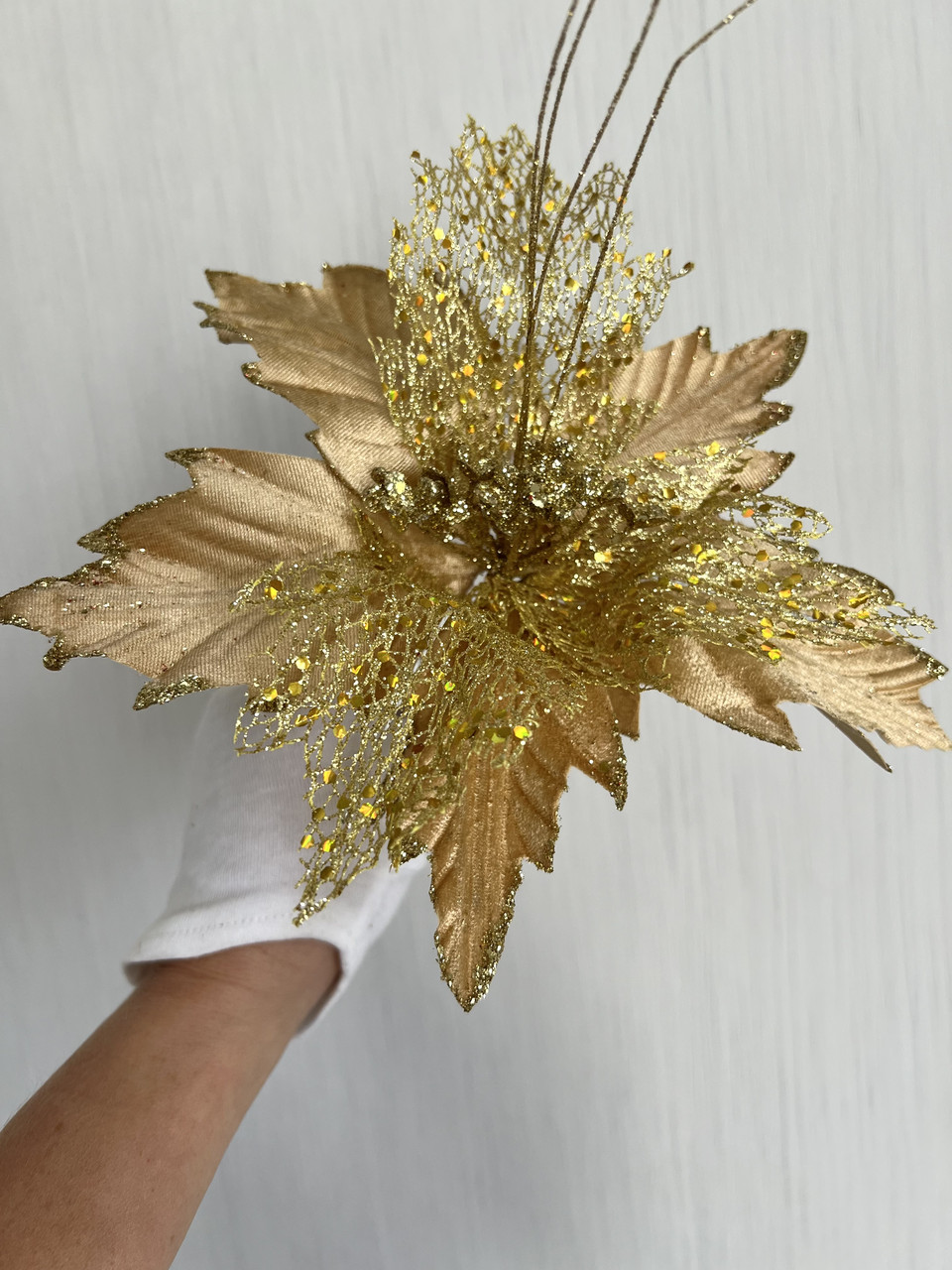 Новорічна прикраса — пуансеттія. Різдвяна квітка пуансеттії золота (25 см), фото 1