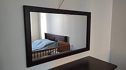 Дзеркало настінне в дерев'яній рамі