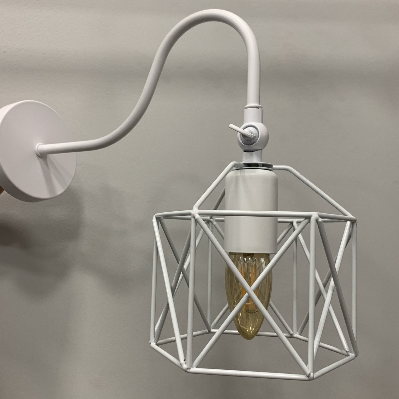 Біле бра на вигнутому тримачі (56-WPR101F3-1 WH)