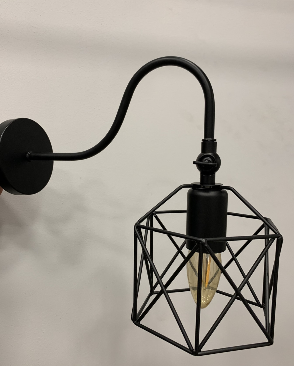 Чорне бра на вигнутому тримачі (56-WPR101F3-1 ВК)