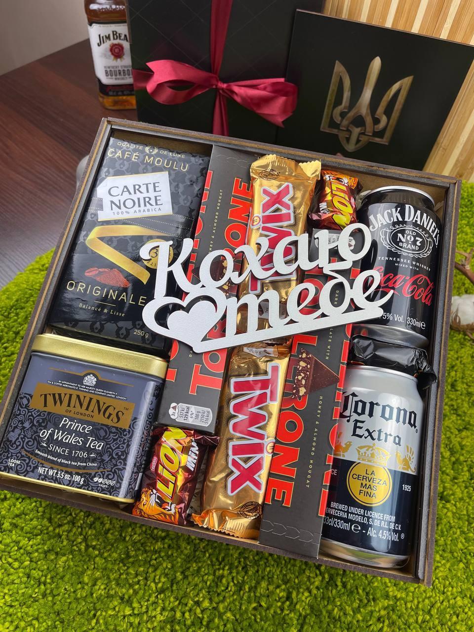 Подарок мужчине из пива, виски и шоколадных закусок на день рождения ...