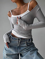 Жіночний комплект-двійка: сірий лонгслів в рубчик і біла трикотажна майка розміру 42/46