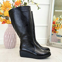 Чоботи чорні жіночі на танкетці. Натуральна шкіра з принтом пітон. Батал