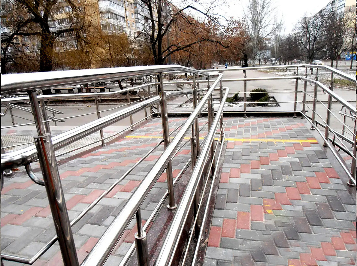 Безригельні огорожі пандуса з нержавіючої сталі AISI 304, поручень Ø 38 мм, стійка Ø42 мм, Кременчуг