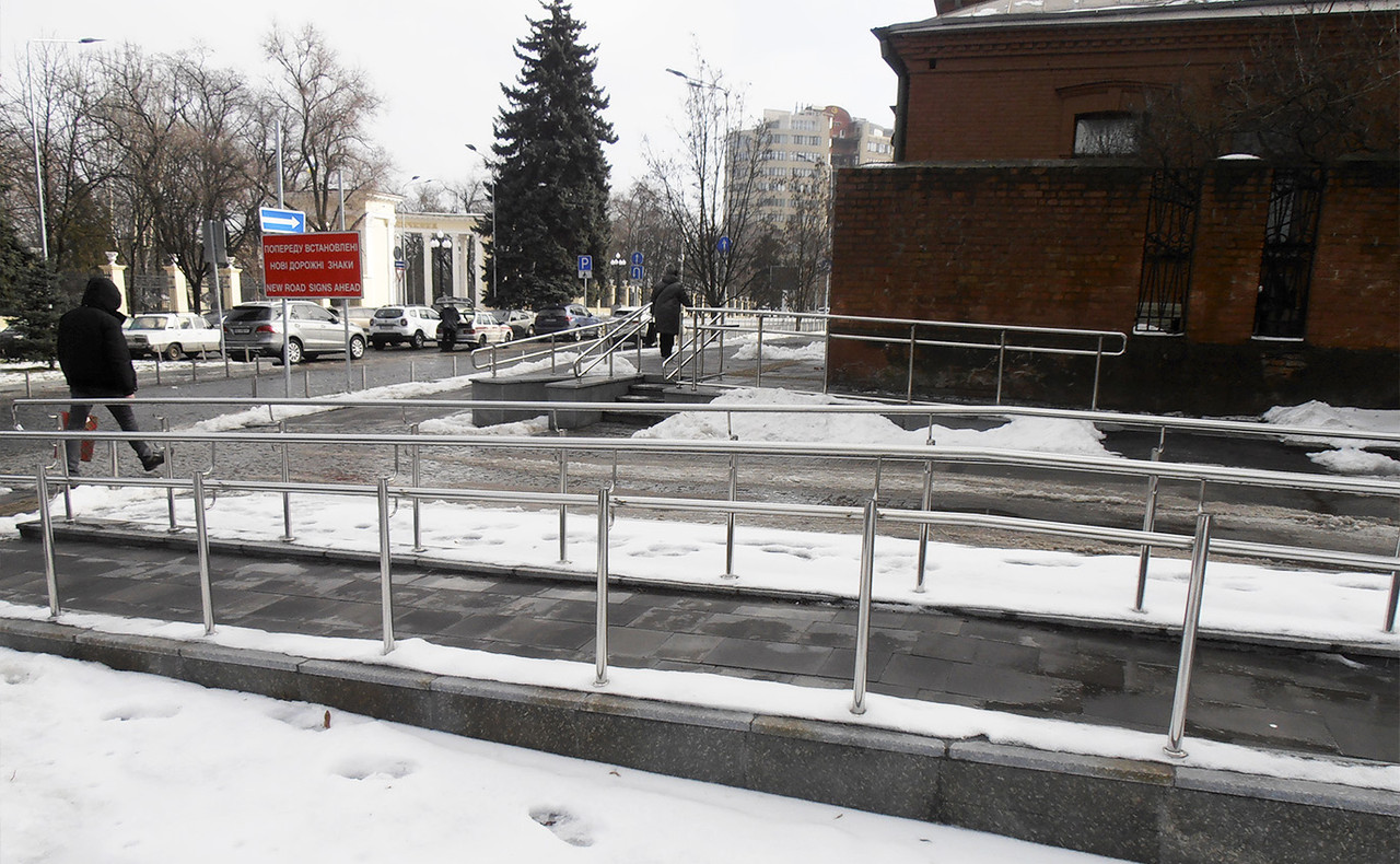 Огородження пандуса з нержавіючої сталі AISI 304, поручень Ø 38 мм, стійка Ø32 мм, 3 ригелі Ø12 мм, Токмак