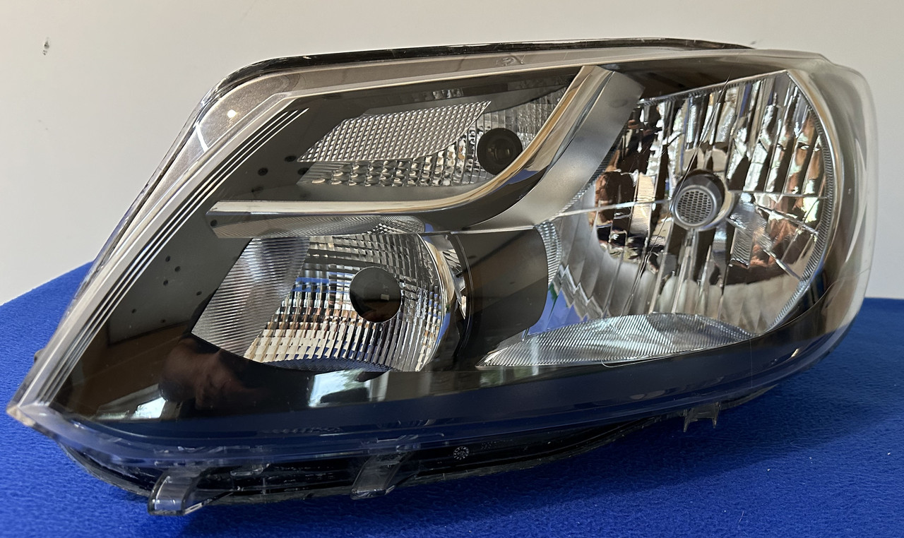 Volkswagen caddy оригінальна права фара Hella 2010 -2015