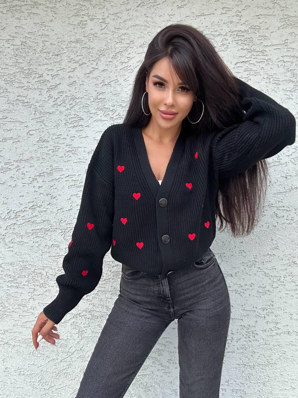 В'язаний короткий кардиган на ґудзиках із принтом серця (р. 42-46) 909559, фото 1
