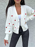 В'язаний короткий кардиган на ґудзиках із принтом серця (р. 42-46) 909559, фото 5