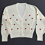 В'язаний короткий кардиган на ґудзиках із принтом серця (р. 42-46) 909559, фото 10