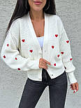 В'язаний короткий кардиган на ґудзиках із принтом серця (р. 42-46) 909559, фото 7