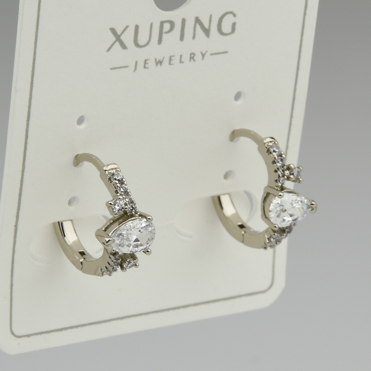Серёжки женские серебристого цвета Xuping Jewelry 18K кольцо конго с белыми кристаллами диаметр 15 мм