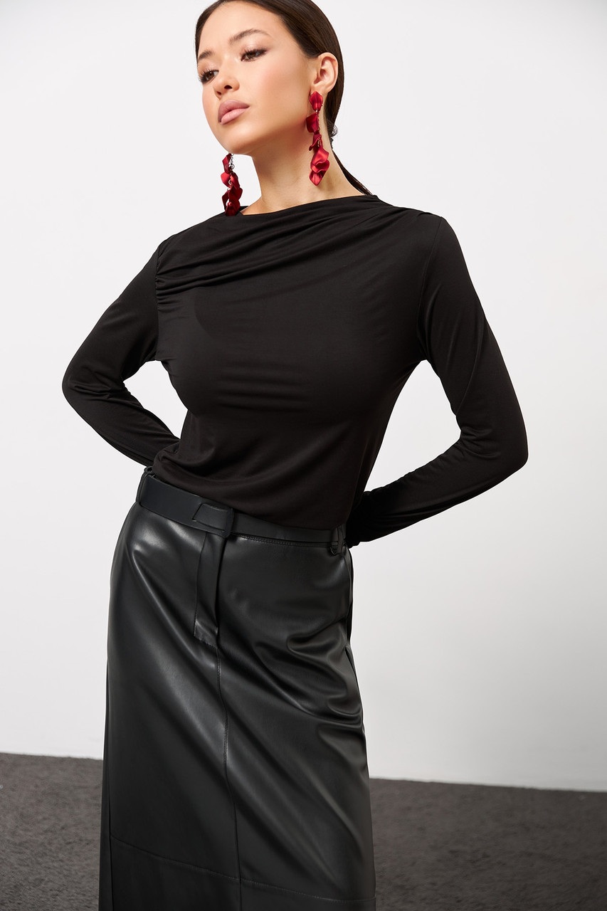 Лонгслів жіночий чорний однотонний з драпіруванням. Модель 3027