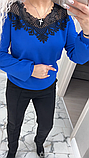 Нарядний жіночий брючний костюм з блузою і мереживом синій класичний костюм двійка жіночий з брюками, фото 5