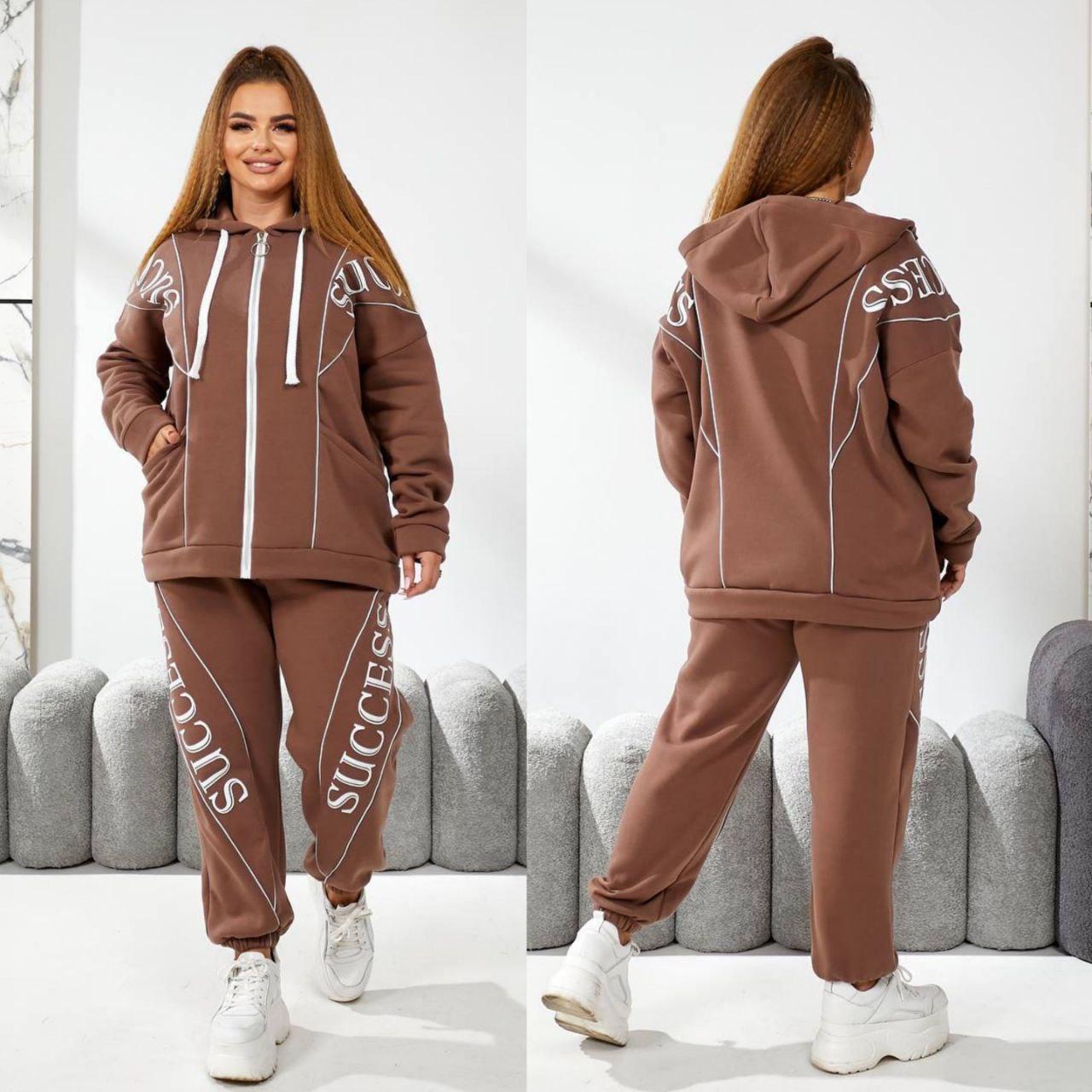 Зимовий спортивний жіночий костюм батал з тринитки на флісі з капюшоном і написами, фото 1