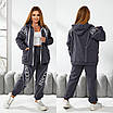 Зимовий спортивний жіночий костюм батал з тринитки на флісі з капюшоном і написами, фото 4