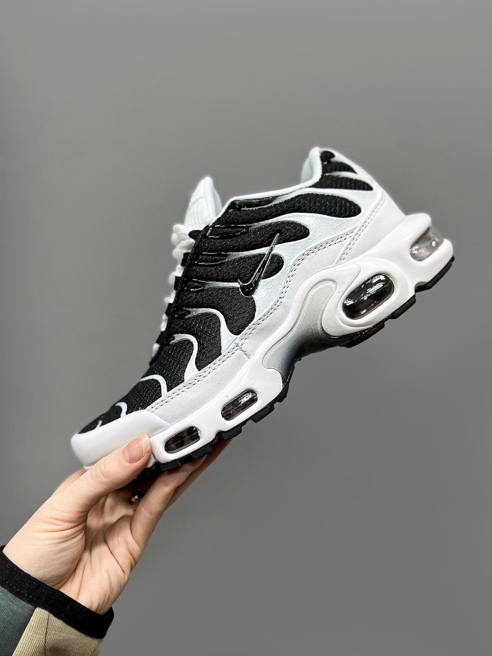 Жіночі спортивні кросівки Nike Air Max Tn black/white (чорно-білі) модні повсякденні кроси NK712-N Найк vkross