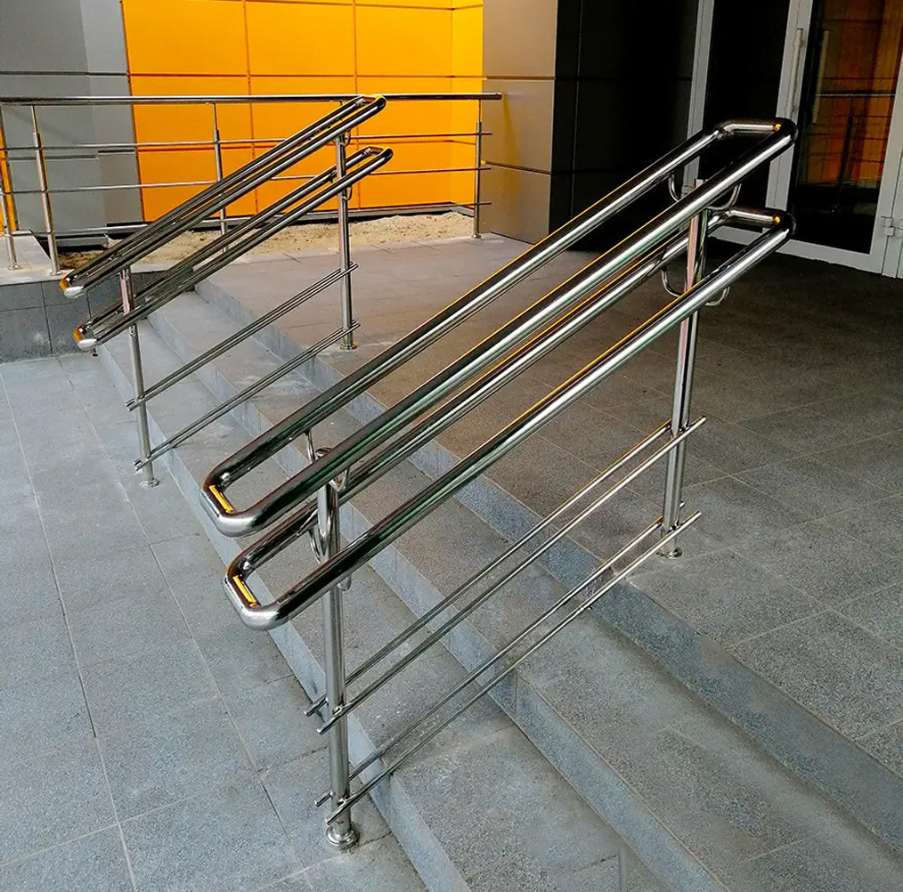 Розділювач потоку з нержавіючої сталі для сходів біля шкіл перед центральним входом