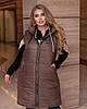 Жіноча довга стьобана жилетка безрукавка зі зйомним капюшоном, утеплена синтепоном, норма і батал великі розміри, фото 8