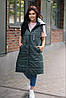 Жіноча довга стьобана жилетка безрукавка зі зйомним капюшоном, утеплена синтепоном, норма і батал великі розміри, фото 3