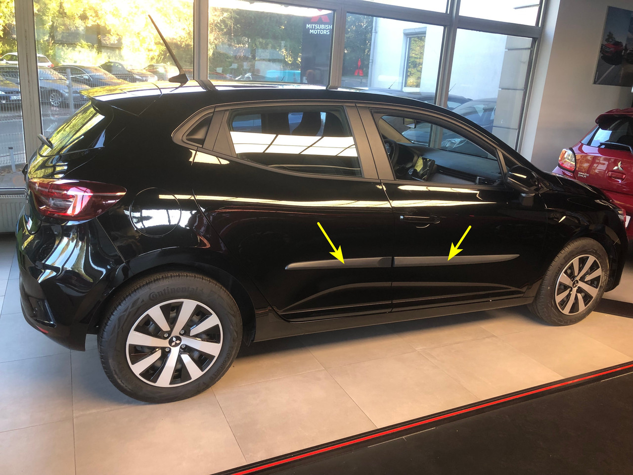 Молдинги на двері Mitsubishi Colt / Renault Clio 2023+