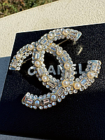 Стильні сережки/брешка з перлами та декором у вигляді логотипу/позолота 18К