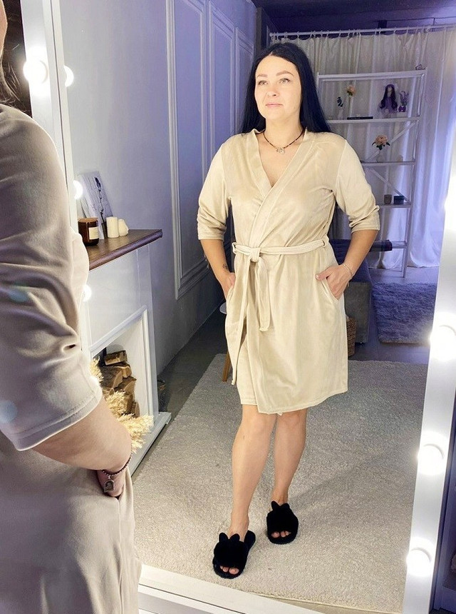 Красивий жіночий халат велюровий однотонний бордовий короткий на запах з кишенями капучино 44-54р.