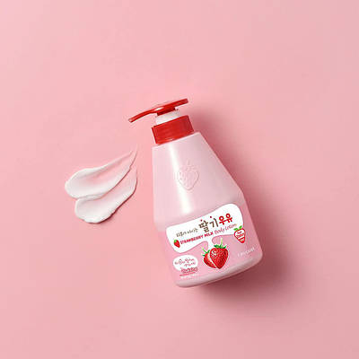 Лосьйон для тіла з полуничним молоком Welcos Kwailnara Milk Body Lotion 550 мл