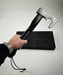 Сокира ручної роботи у подарунковому кейсі