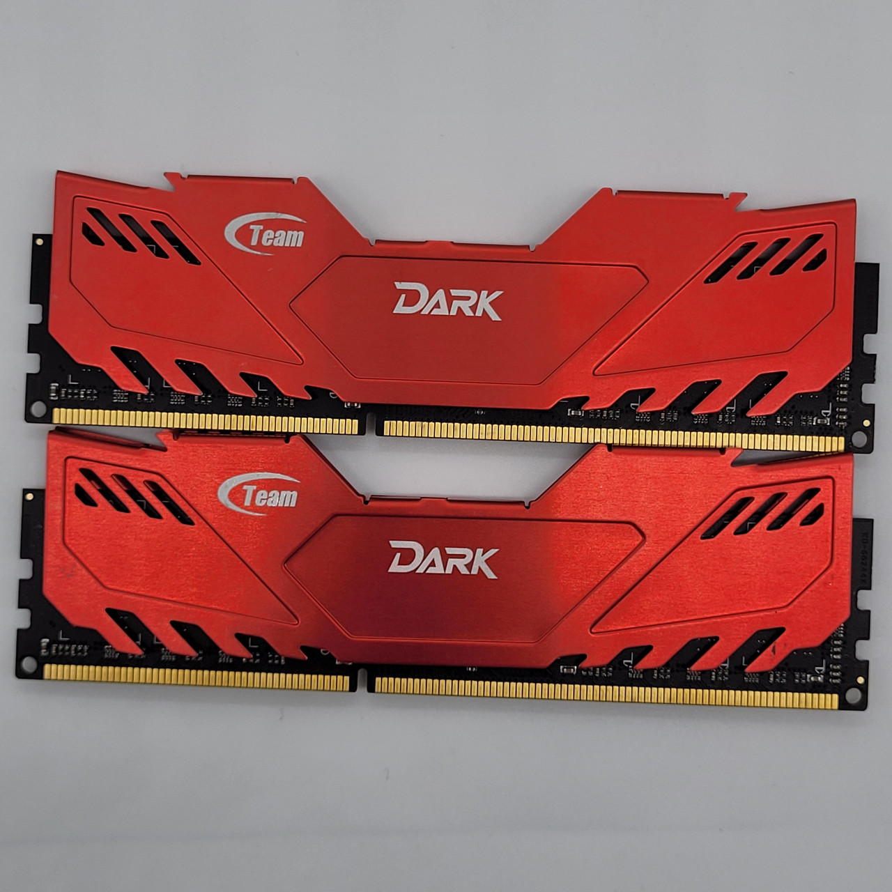 Пара оперативної пам'яті Team Dark DDR3 16Gb (2*8Gb) 1600MHz 12800U 2R8 CL9 (TDRED38G1600HC9BK) Б/В
