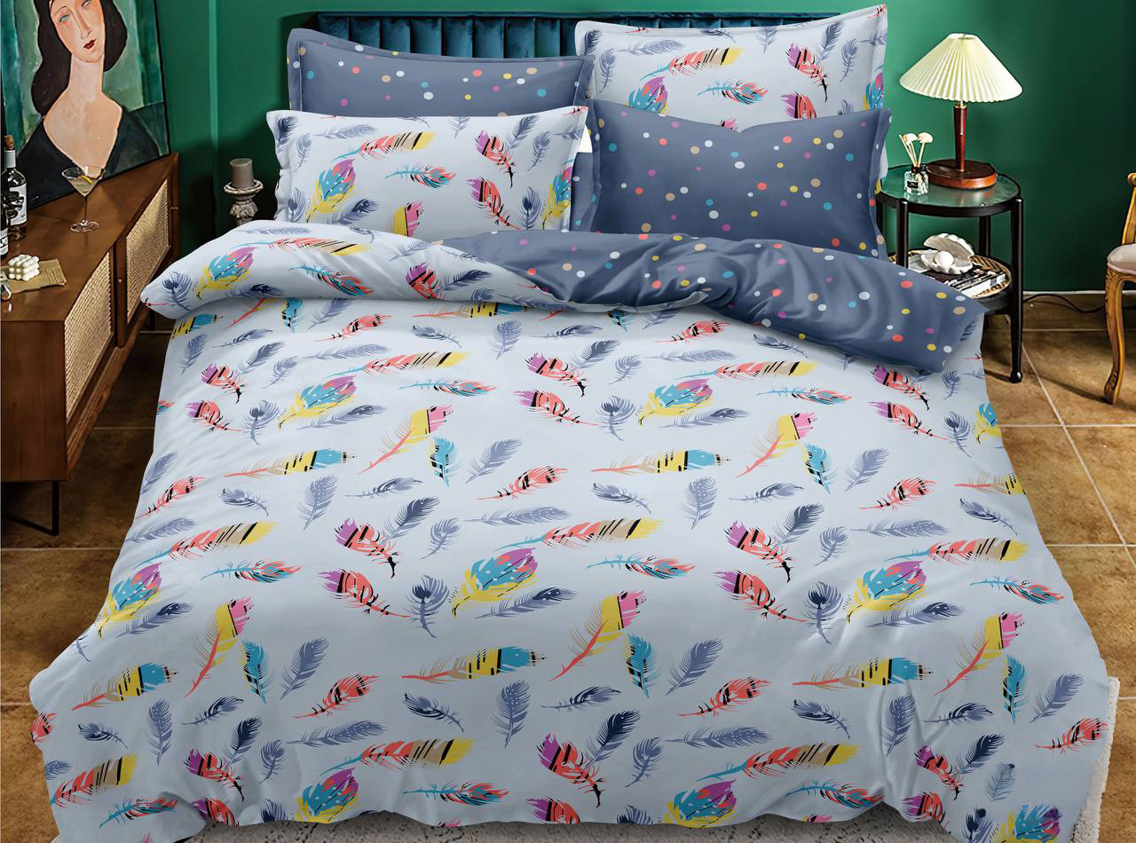 Простирадло 150х220 (Сатин) | Полуторне простирадло від виробника "Королева Ночі" | Різнокольорові пір'я на сіро-блакитному, фото 1