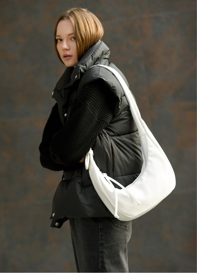 Стильна жіноча сумка хобо біла з довгим ремінцем, щільна еко-шкіра + гаманець, фото 1