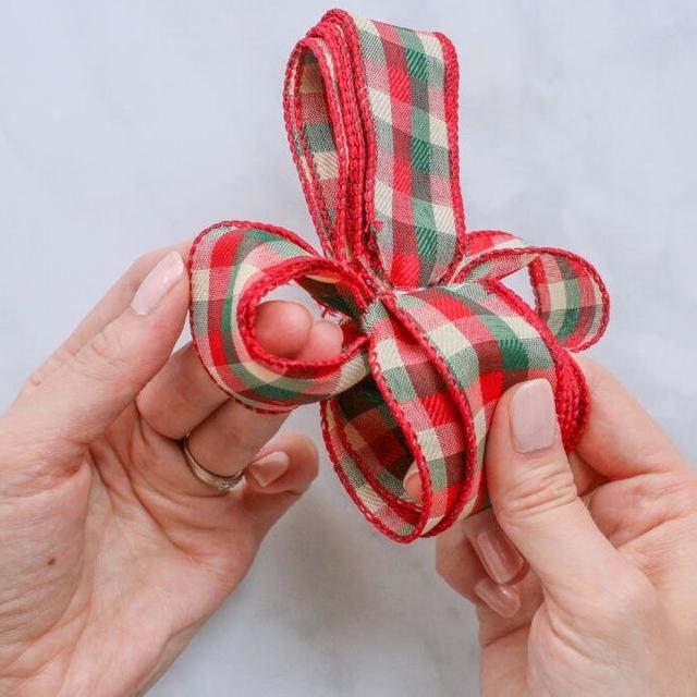 Зав'язуємо подарунковий бантик