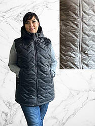 Жіноча тепла подовжена жилетка з капюшоном чорного кольору батал, розміри 54-62.