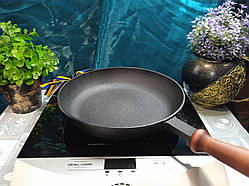 Сковорода чавунна з дерев'яною ручкою, d=220мм, h=40мм