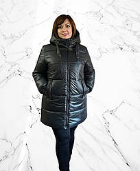 Жіноча зимова куртка у повномірному пошитті чорного кольору з капюшоном розмір 54-60