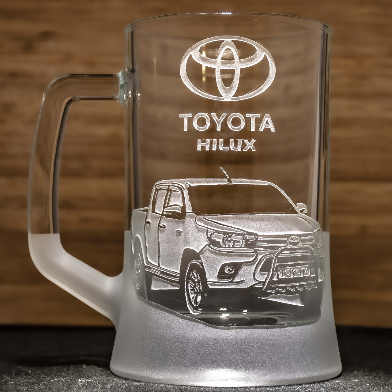 Пивний келих з гравіюванням автомобіля Toyota Hilux Тойота Хайлюкс - подарунок для автомобіліста