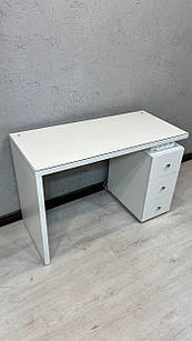 Манікюрний стіл зі склом на стільниці