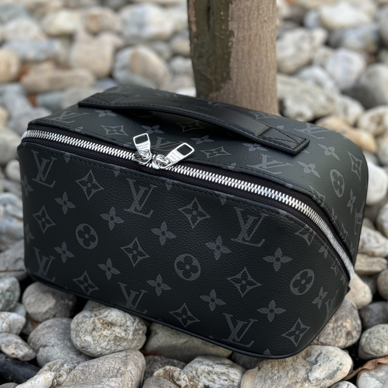 Косметичка Dopp Kit Louis Vuitton із канви Monogram Eclipse