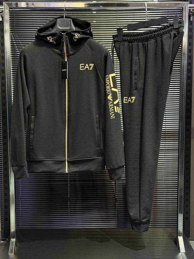 Мужской спортивный костюм Armani Мужской спортивный костюм Armani
